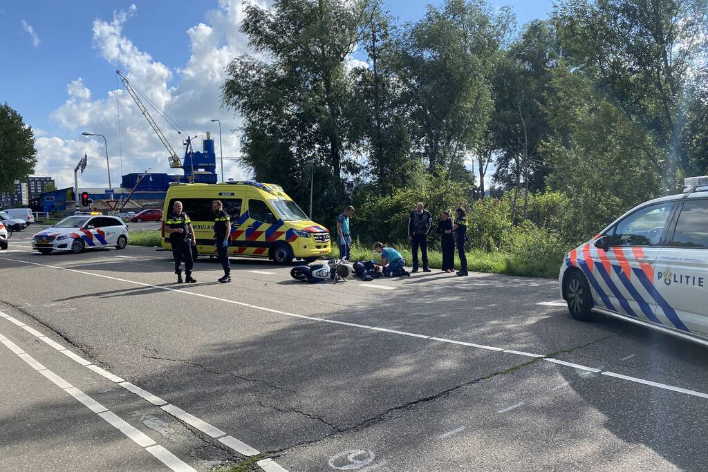 Scooterrijder ernstig gewond bij verkeersongeval