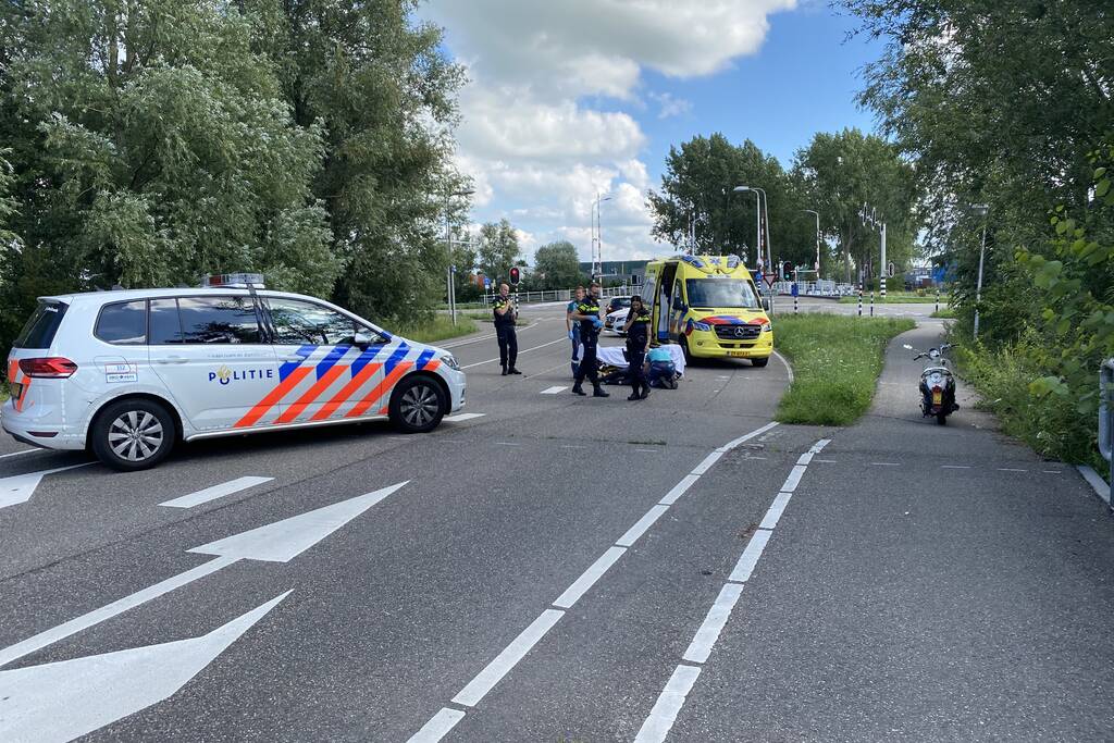 Scooterrijder ernstig gewond bij verkeersongeval