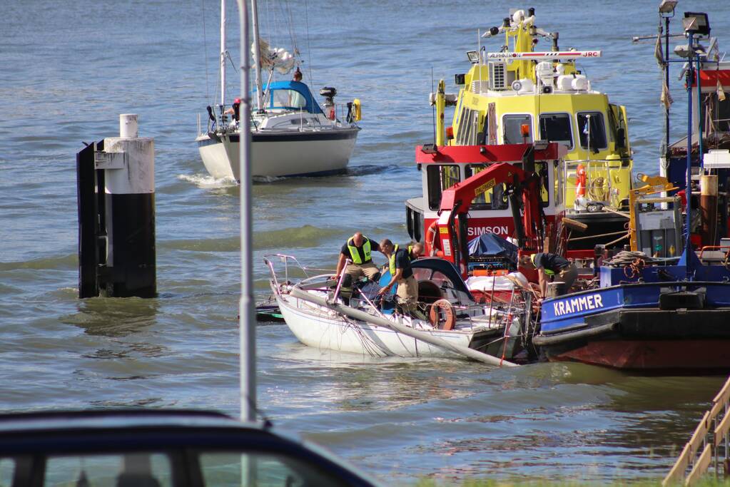 Zeilbootje breekt mast af onder Algerabrug