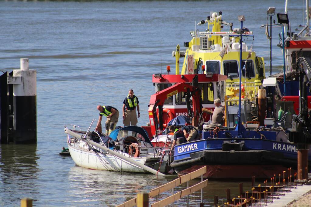 Zeilbootje breekt mast af onder Algerabrug