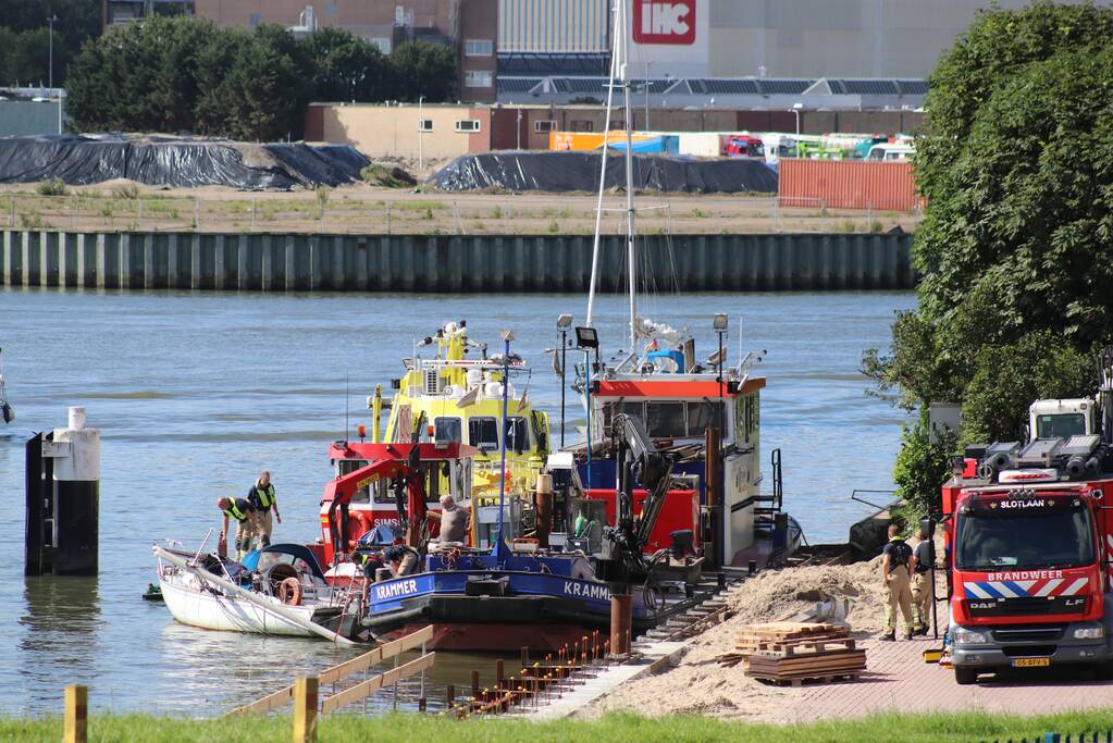 Zeilbootje breekt mast af onder Algerabrug