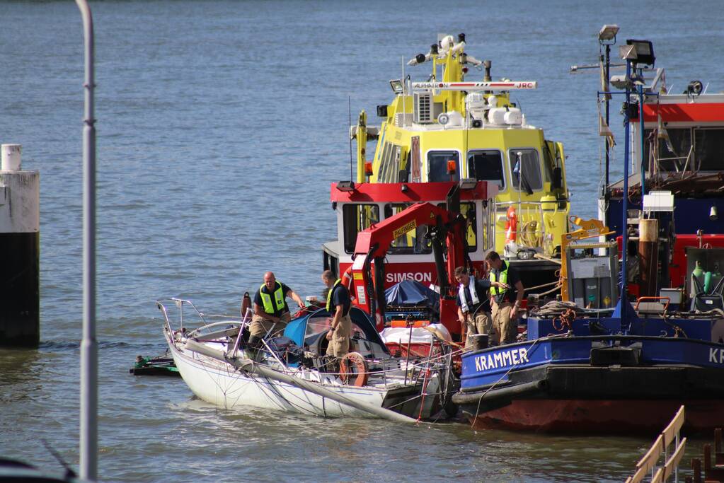 Zeilbootje breekt mast af onder Algerabrug