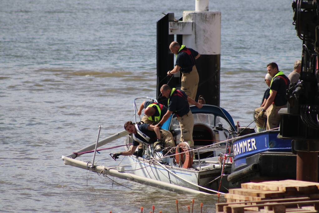 Zeilbootje breekt mast af onder Algerabrug