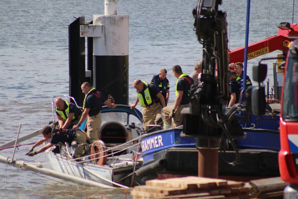 Zeilbootje breekt mast af onder Algerabrug