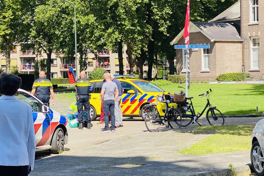 Twee fietsers botsen op elkaar
