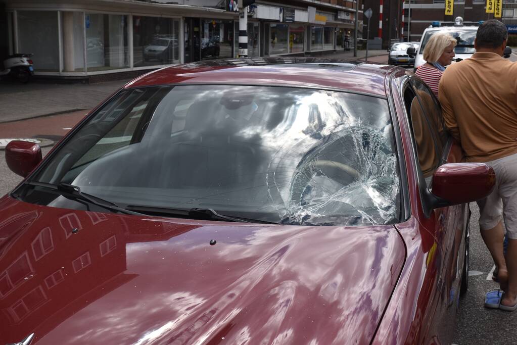 Autoruit zwaar beschadigd na aanrijding met fietsster