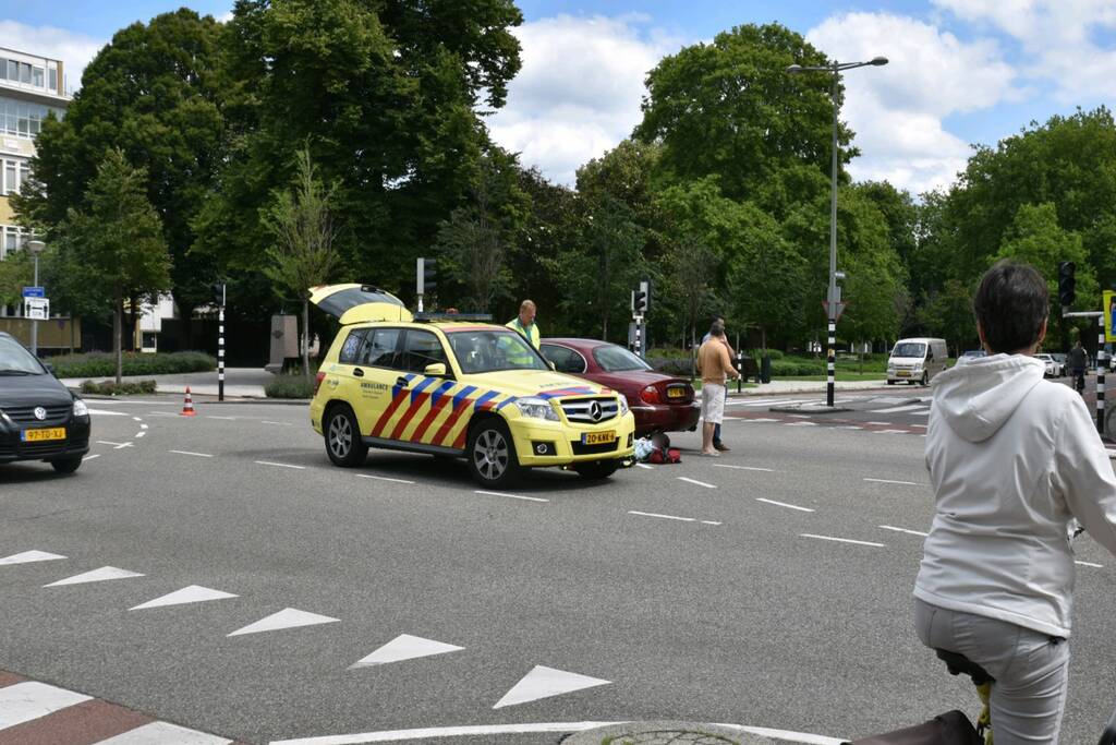 Autoruit zwaar beschadigd na aanrijding met fietsster