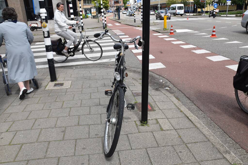 Autoruit zwaar beschadigd na aanrijding met fietsster