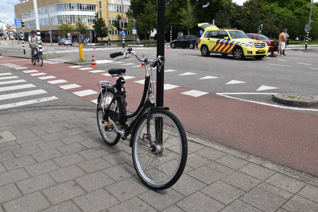 Autoruit zwaar beschadigd na aanrijding met fietsster