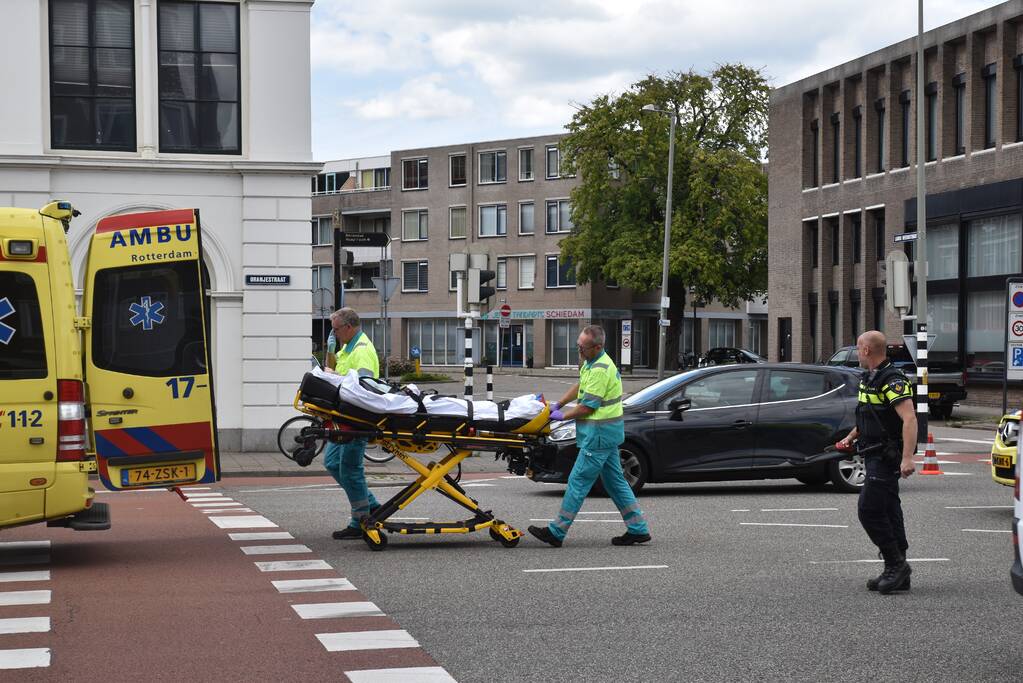 Autoruit zwaar beschadigd na aanrijding met fietsster