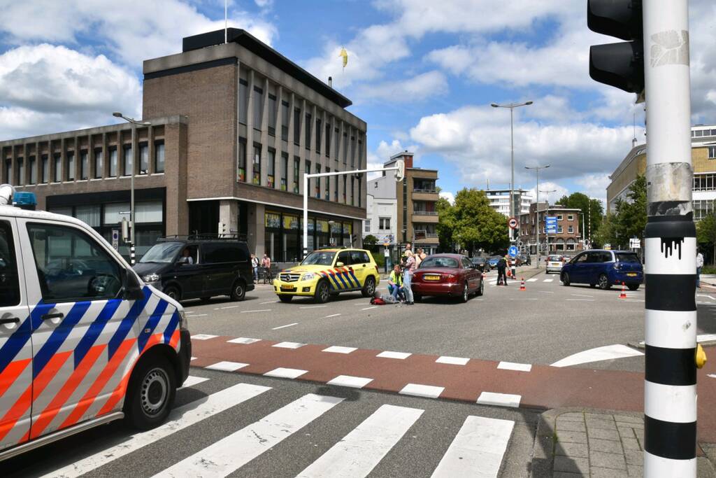 Autoruit zwaar beschadigd na aanrijding met fietsster