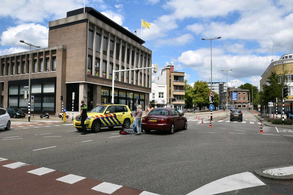 Autoruit zwaar beschadigd na aanrijding met fietsster