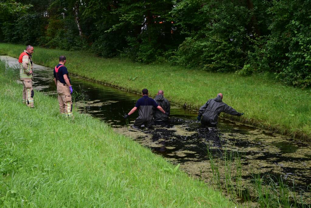 Brandweer doorzoekt sloot na aantreffen kinderfiets