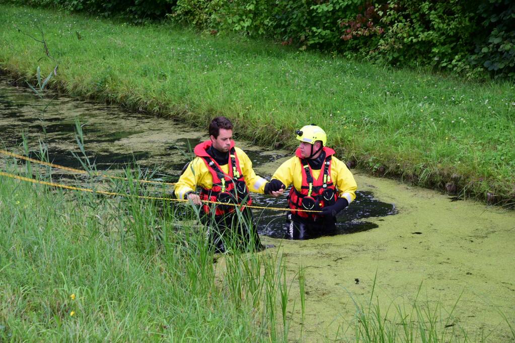 Brandweer doorzoekt sloot na aantreffen kinderfiets