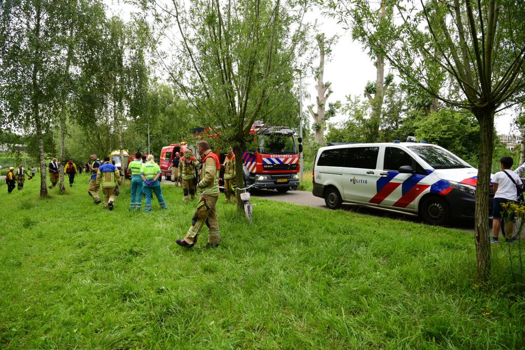 Brandweer doorzoekt sloot na aantreffen kinderfiets