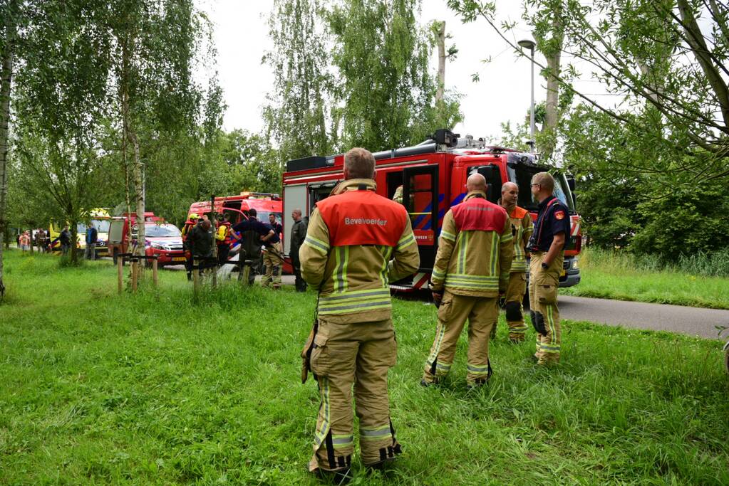 Brandweer doorzoekt sloot na aantreffen kinderfiets