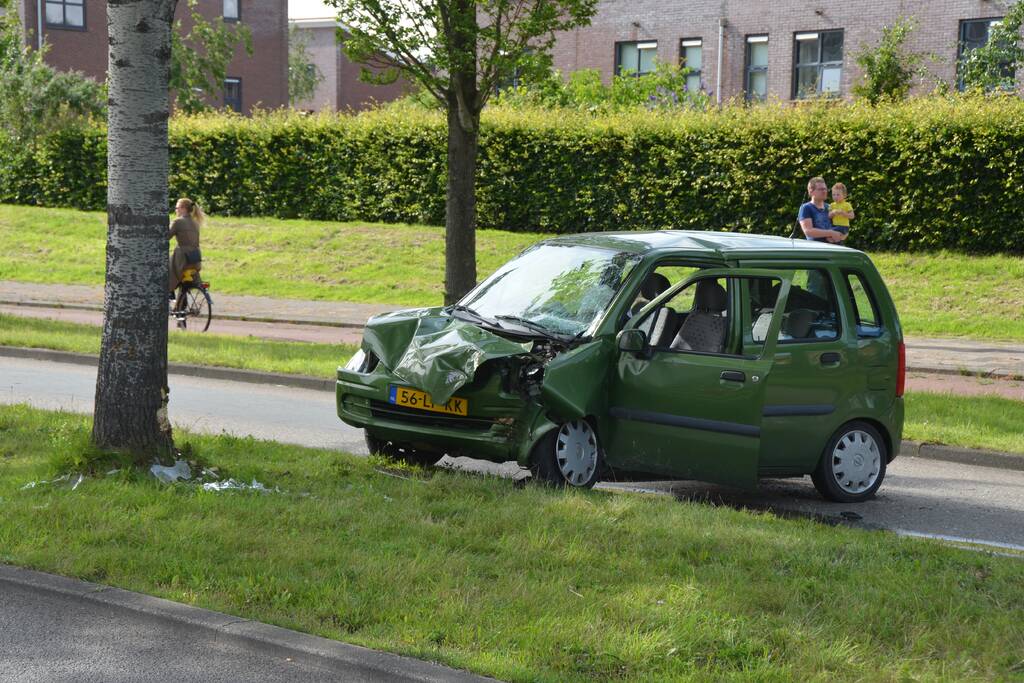 Auto knalt tegen boom