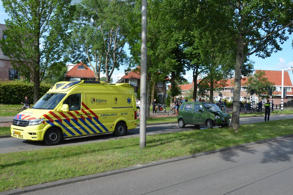 Auto knalt tegen boom