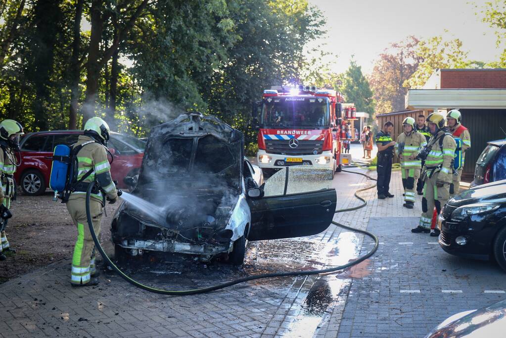 Auto totaal verwoest door brand