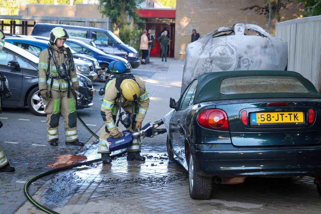 Auto totaal verwoest door brand