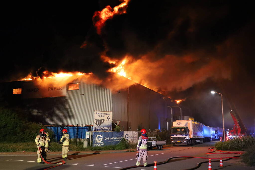 Zeer grote uitslaande brand in loods