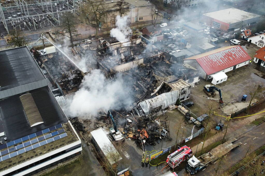 Bedrijfspanden verwoest door brand, overslag naar vuurwerkopslag voorkomen