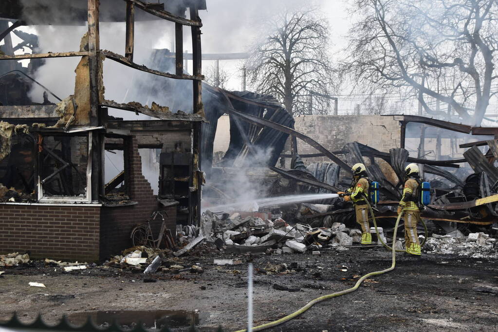 Bedrijfspanden verwoest door brand, overslag naar vuurwerkopslag voorkomen