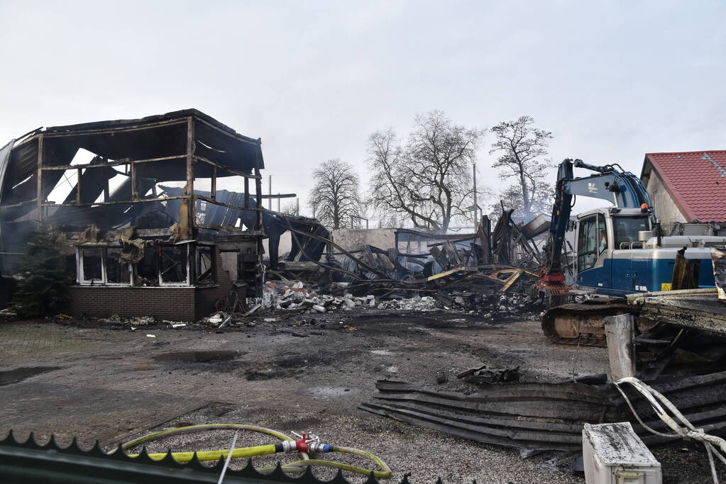 Bedrijfspanden verwoest door brand, overslag naar vuurwerkopslag voorkomen