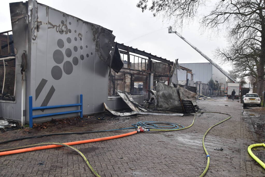 Bedrijfspanden verwoest door brand, overslag naar vuurwerkopslag voorkomen