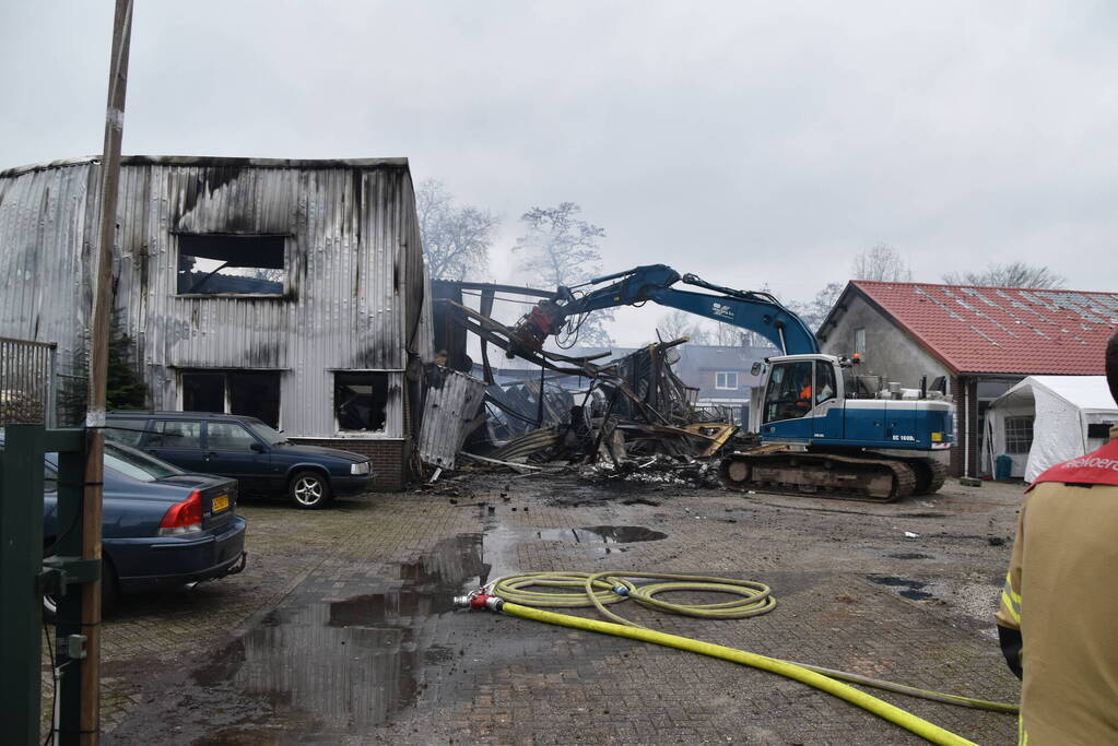 Bedrijfspanden verwoest door brand, overslag naar vuurwerkopslag voorkomen