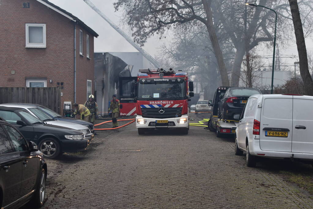 Bedrijfspanden verwoest door brand, overslag naar vuurwerkopslag voorkomen