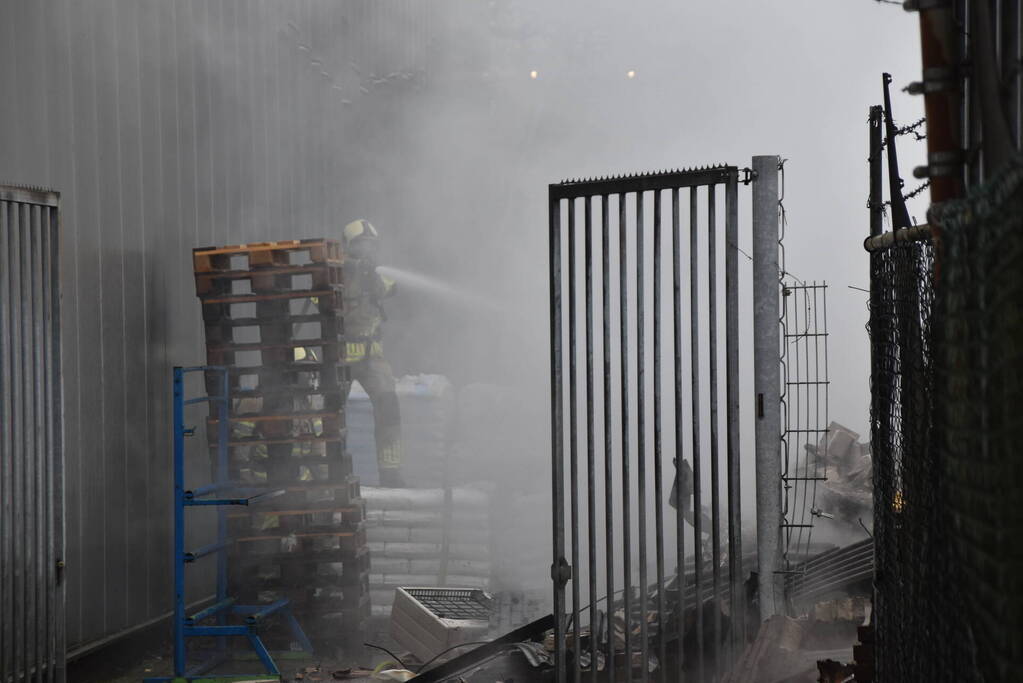 Bedrijfspanden verwoest door brand, overslag naar vuurwerkopslag voorkomen