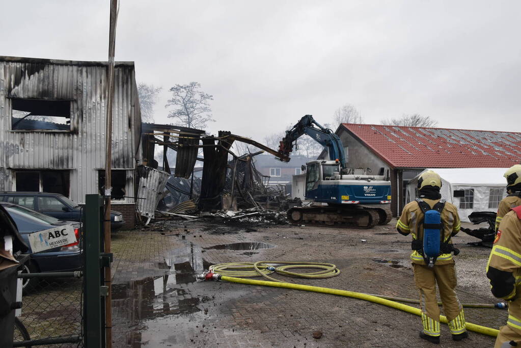 Bedrijfspanden verwoest door brand, overslag naar vuurwerkopslag voorkomen