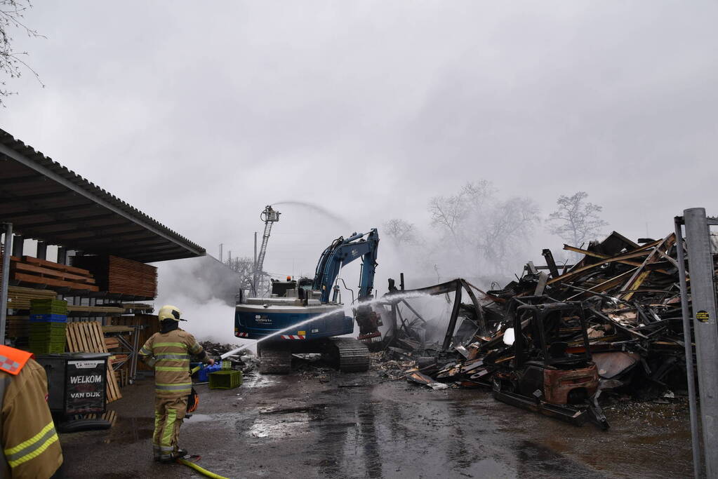 Bedrijfspanden verwoest door brand, overslag naar vuurwerkopslag voorkomen