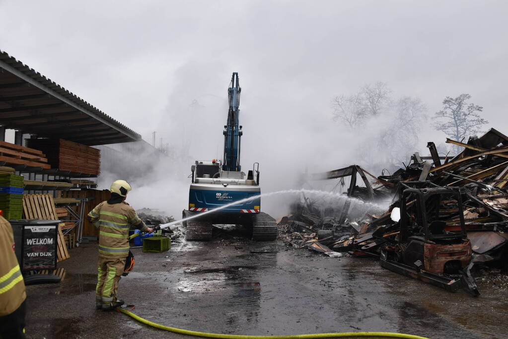 Bedrijfspanden verwoest door brand, overslag naar vuurwerkopslag voorkomen