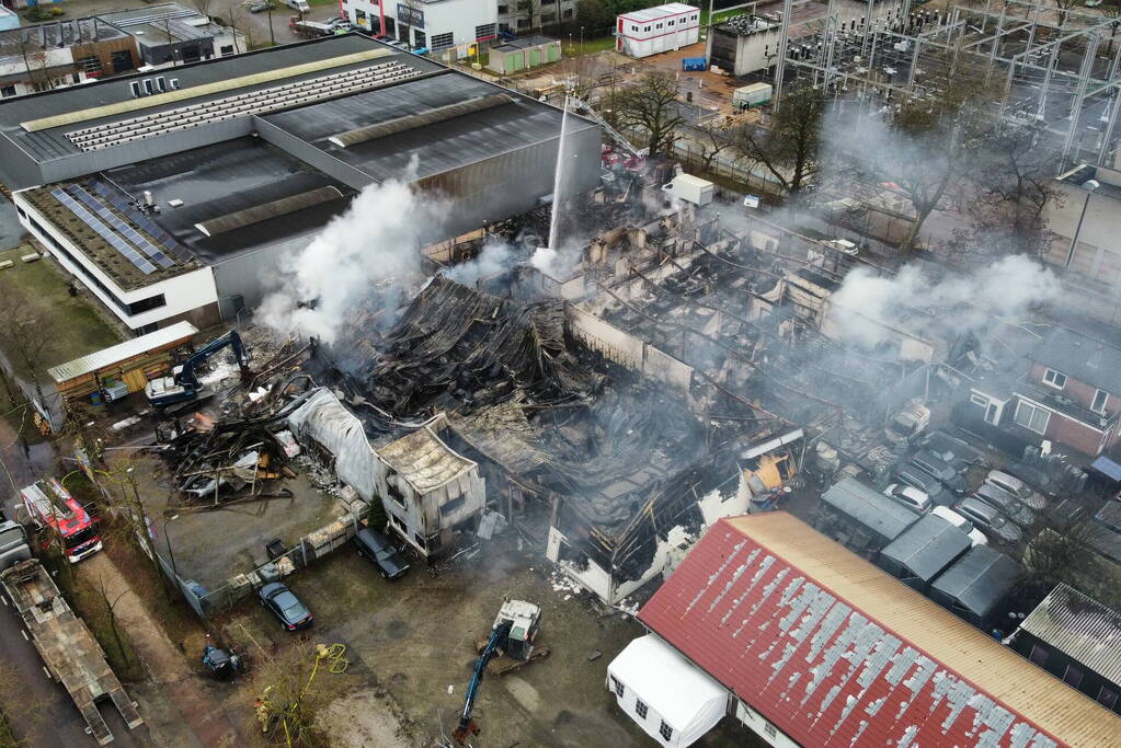 Bedrijfspanden verwoest door brand, overslag naar vuurwerkopslag voorkomen