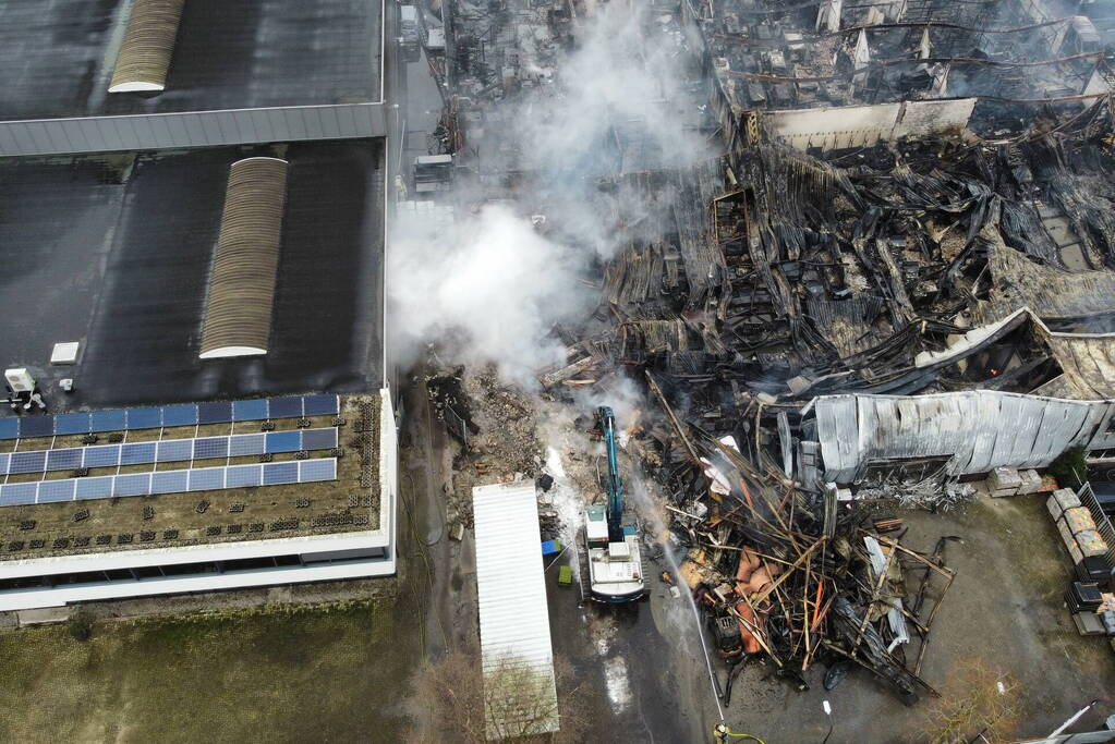 Bedrijfspanden verwoest door brand, overslag naar vuurwerkopslag voorkomen