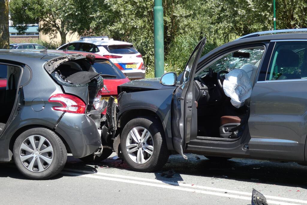 Veel schade bij kettingbotsing