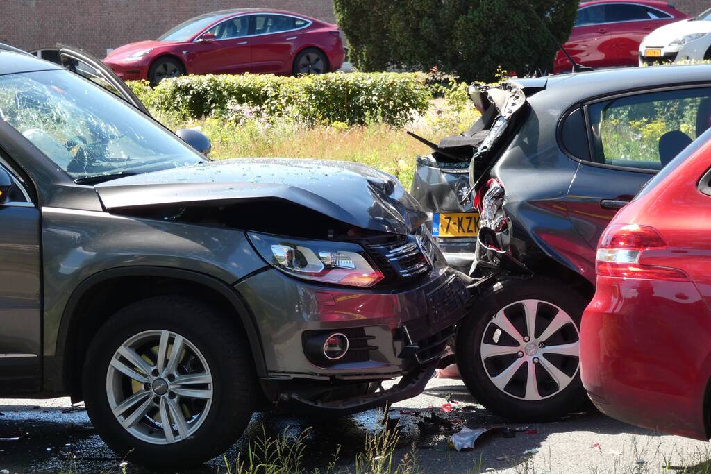 Veel schade bij kettingbotsing