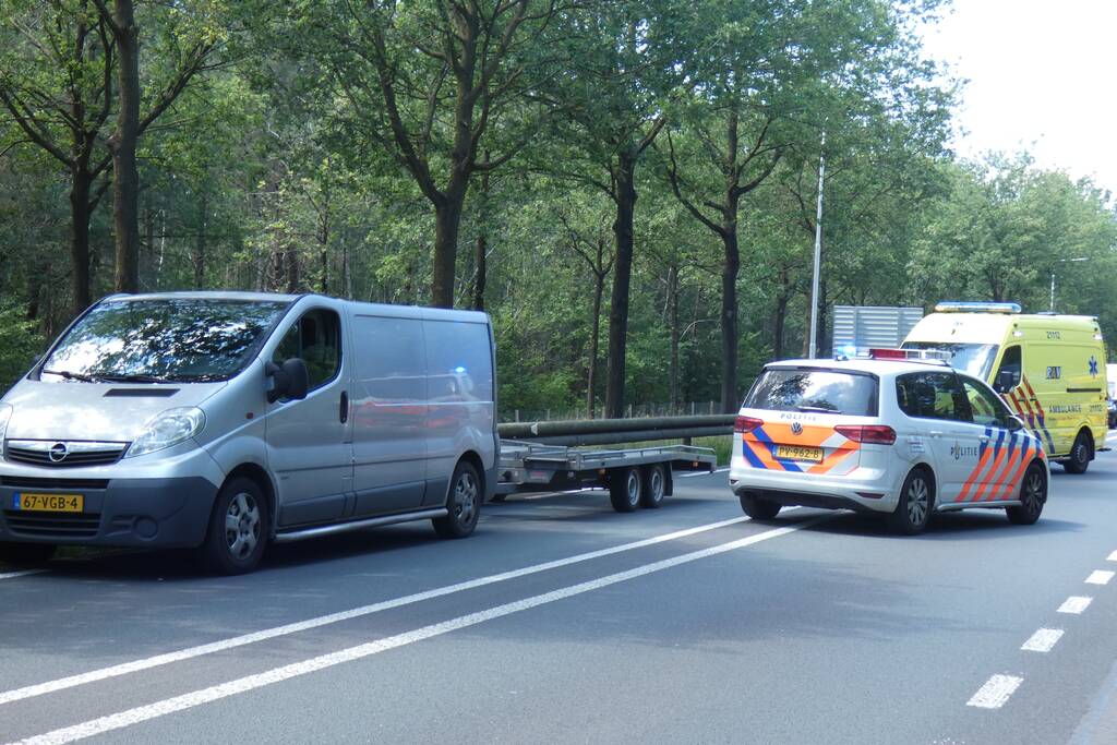 Vrouw botst met auto op aanhanger