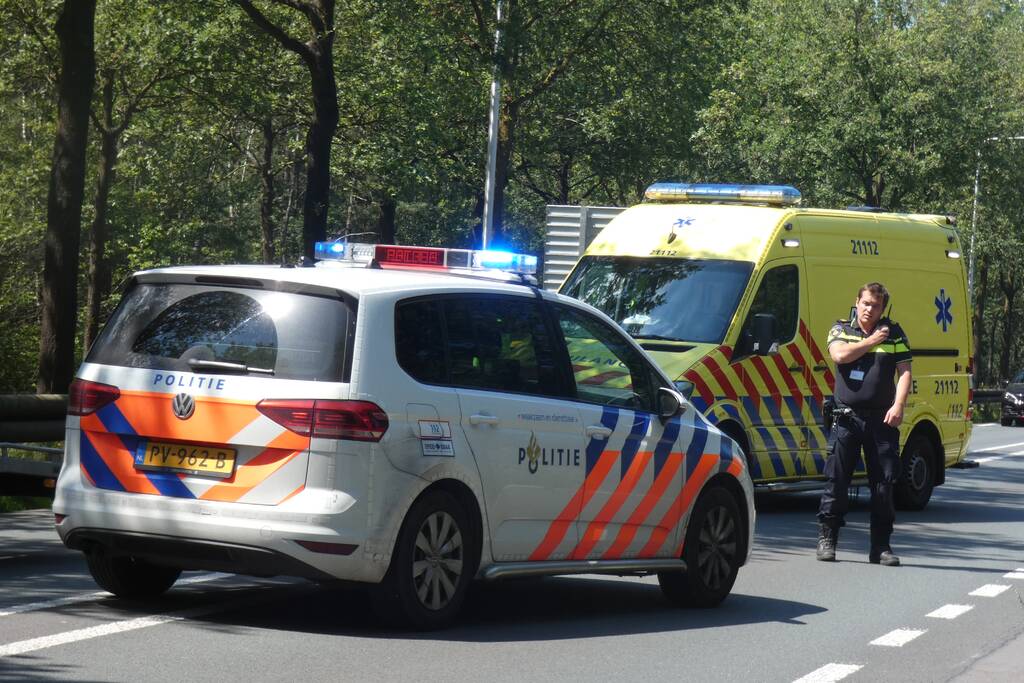 Vrouw botst met auto op aanhanger