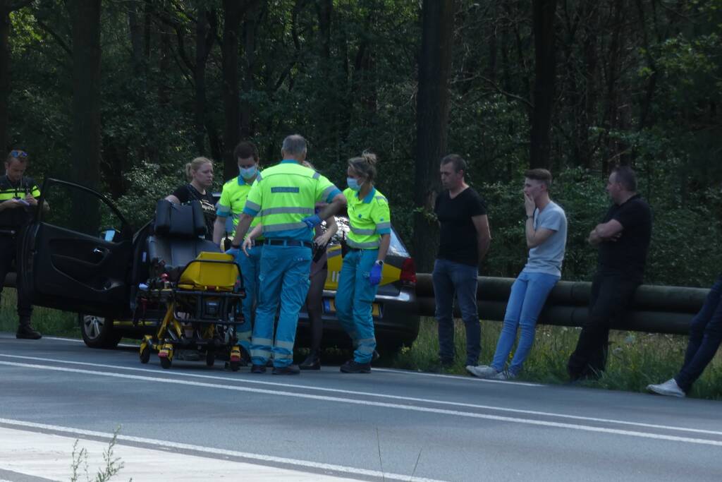 Vrouw botst met auto op aanhanger