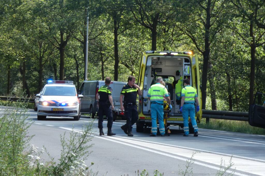 Vrouw botst met auto op aanhanger