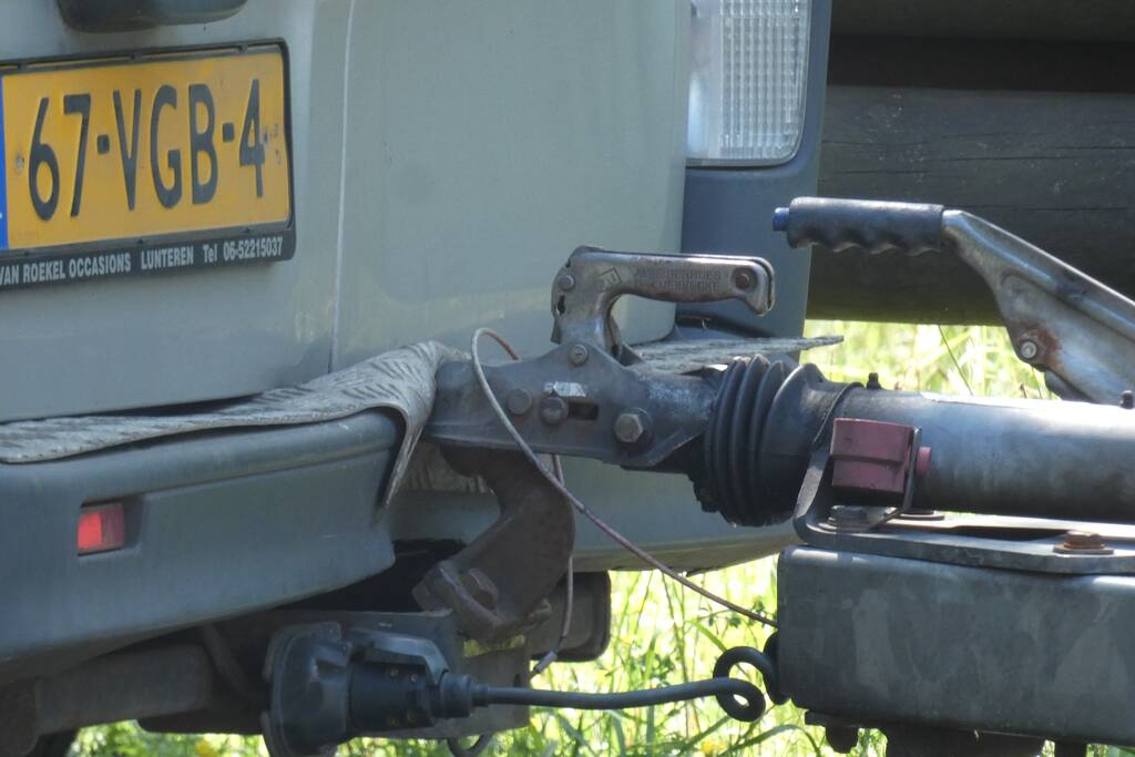 Vrouw botst met auto op aanhanger