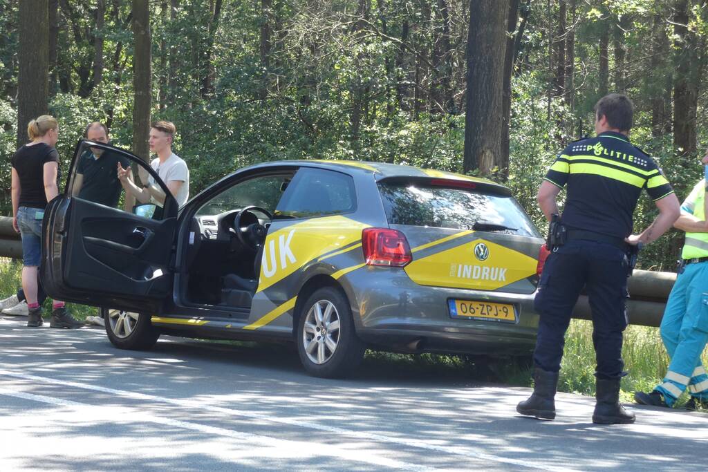 Vrouw botst met auto op aanhanger