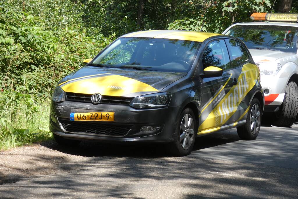 Vrouw botst met auto op aanhanger