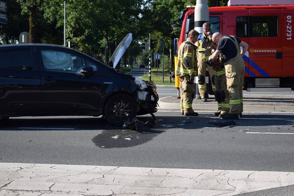 Schade na botsing op kruispunt