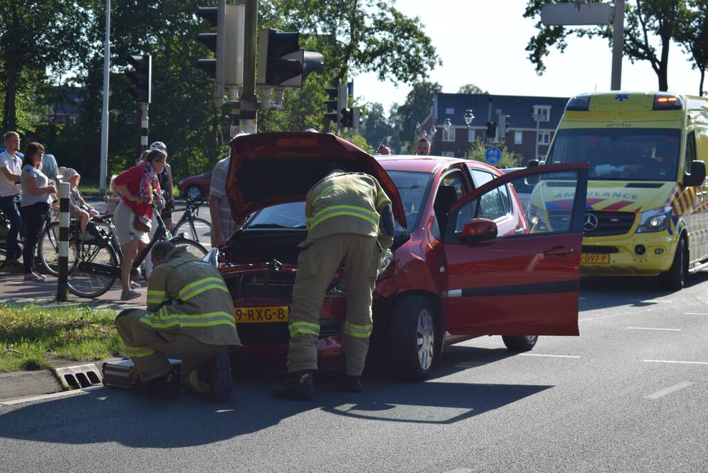 Schade na botsing op kruispunt