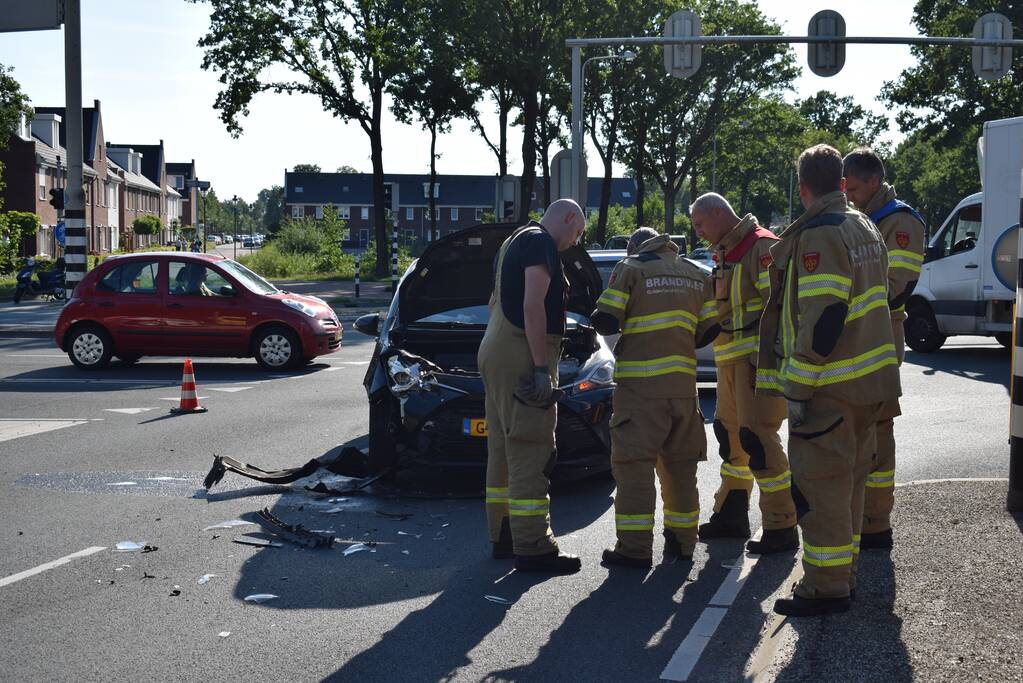 Schade na botsing op kruispunt