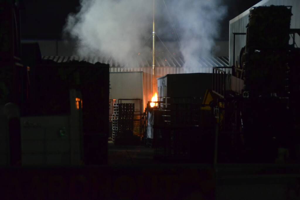 Flinke rookontwikkeling bij brand op industrieterrein